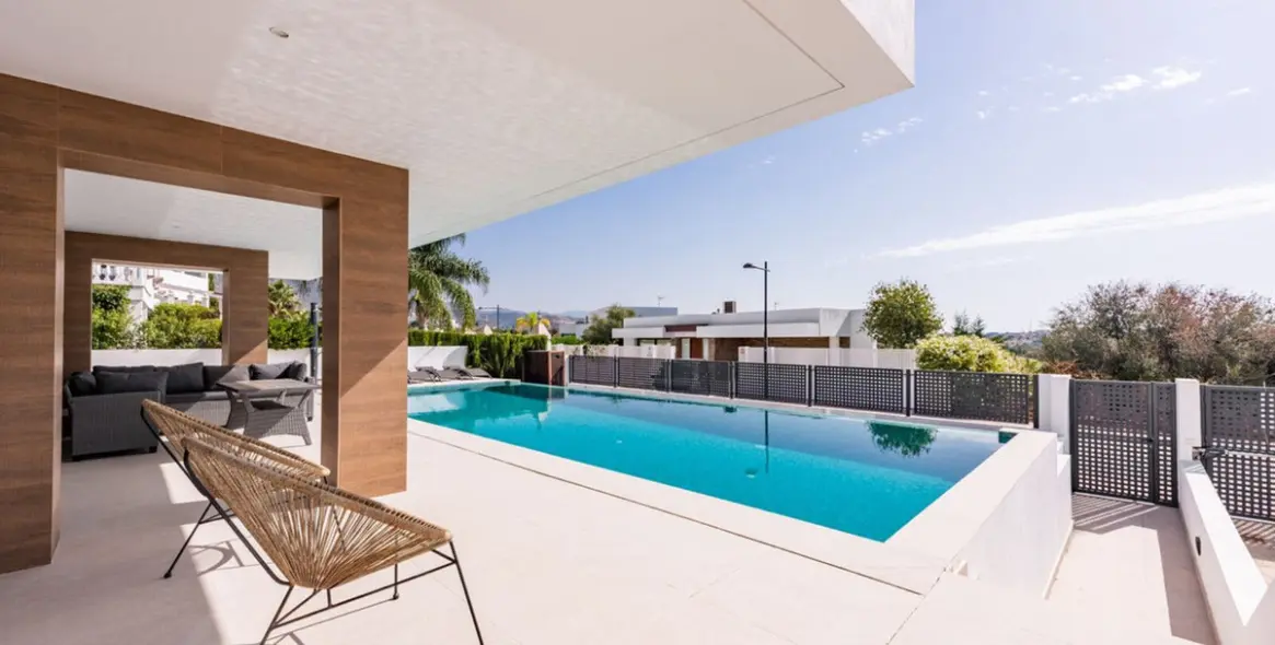 Sale of detached villa in Estepona 24