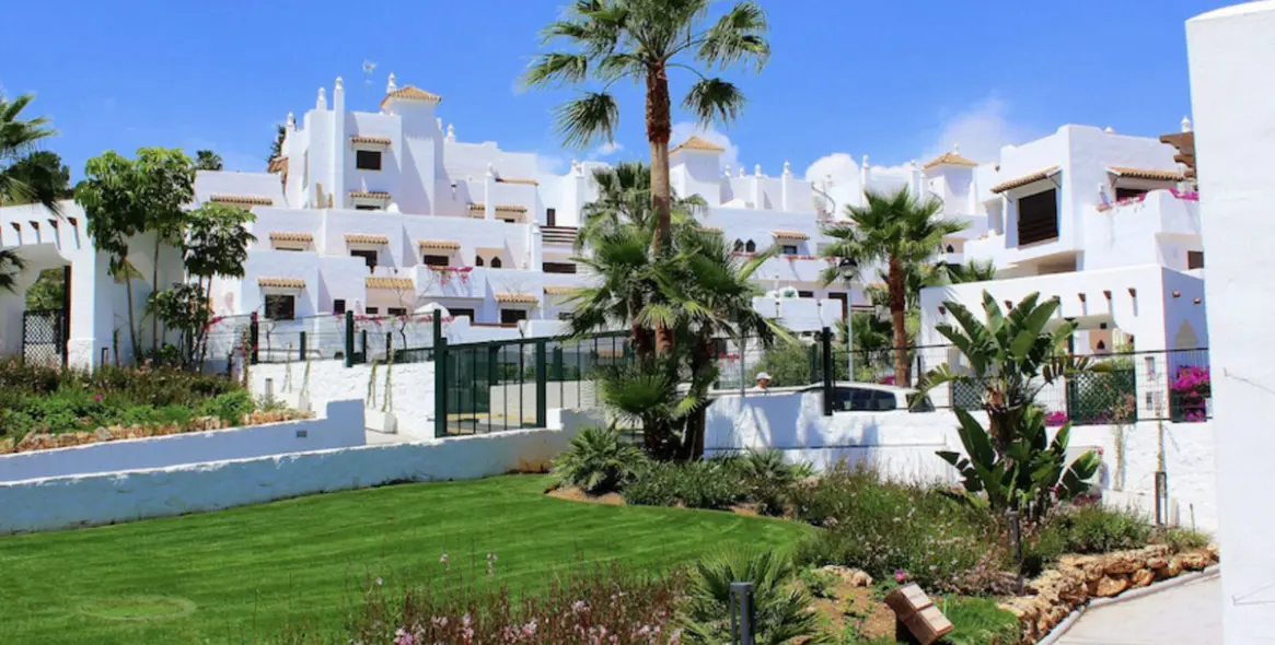 Продажа апартаментов на первом этаже в New Golden Mile 1