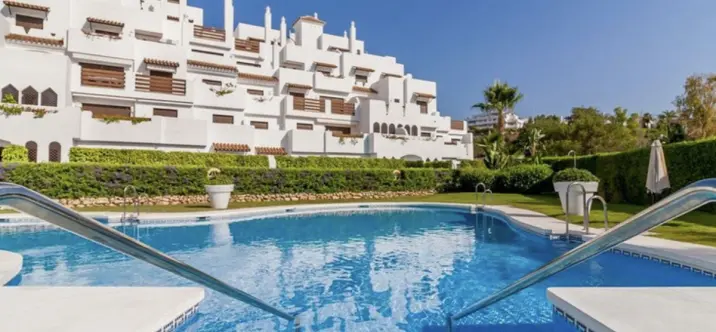 Venta de apartamento en planta baja en New Golden Mile 2