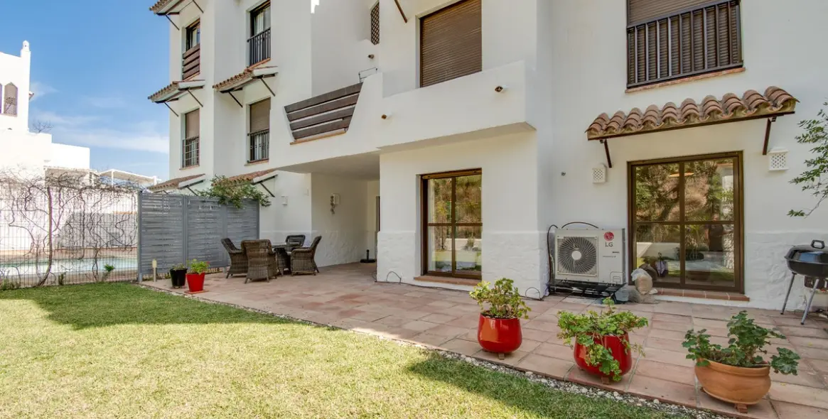 Продажа апартаментов на первом этаже в New Golden Mile 4