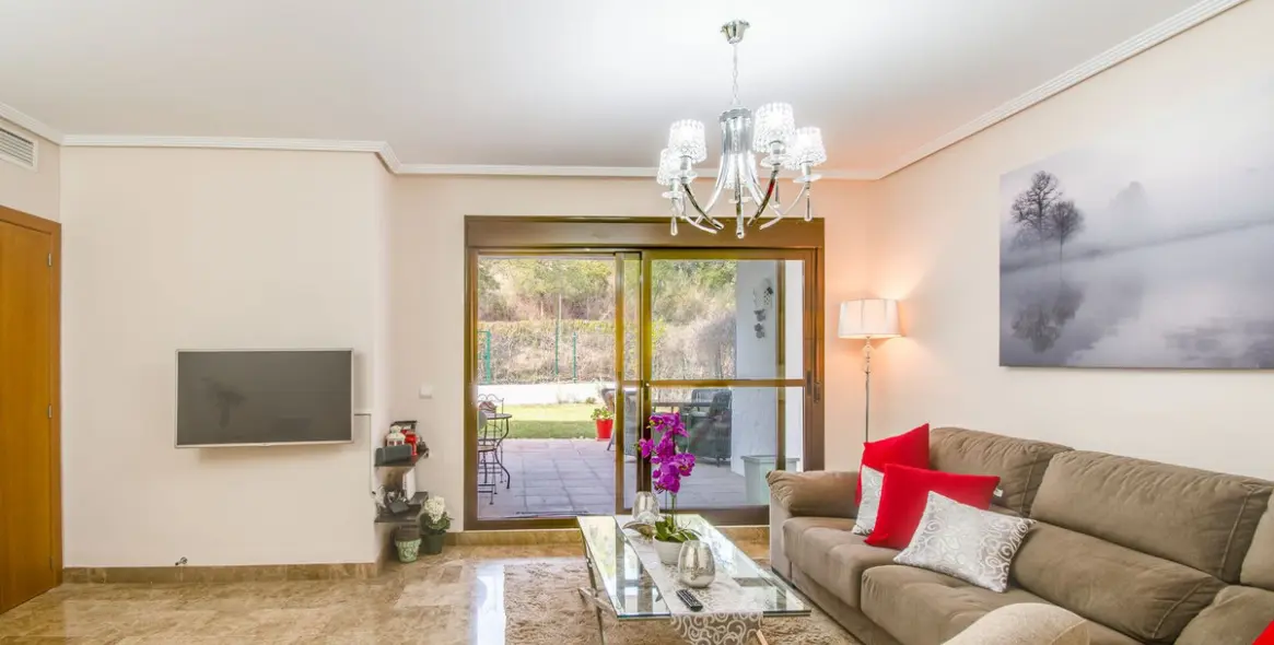 Продажа апартаментов на первом этаже в New Golden Mile 5