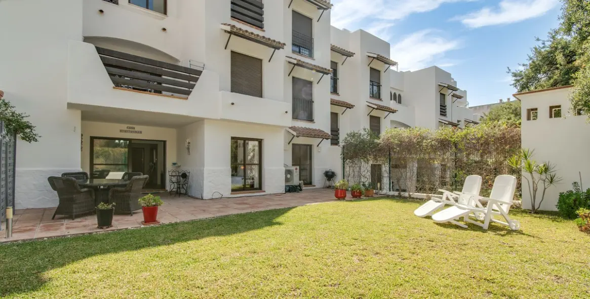 Продажа апартаментов на первом этаже в New Golden Mile 18