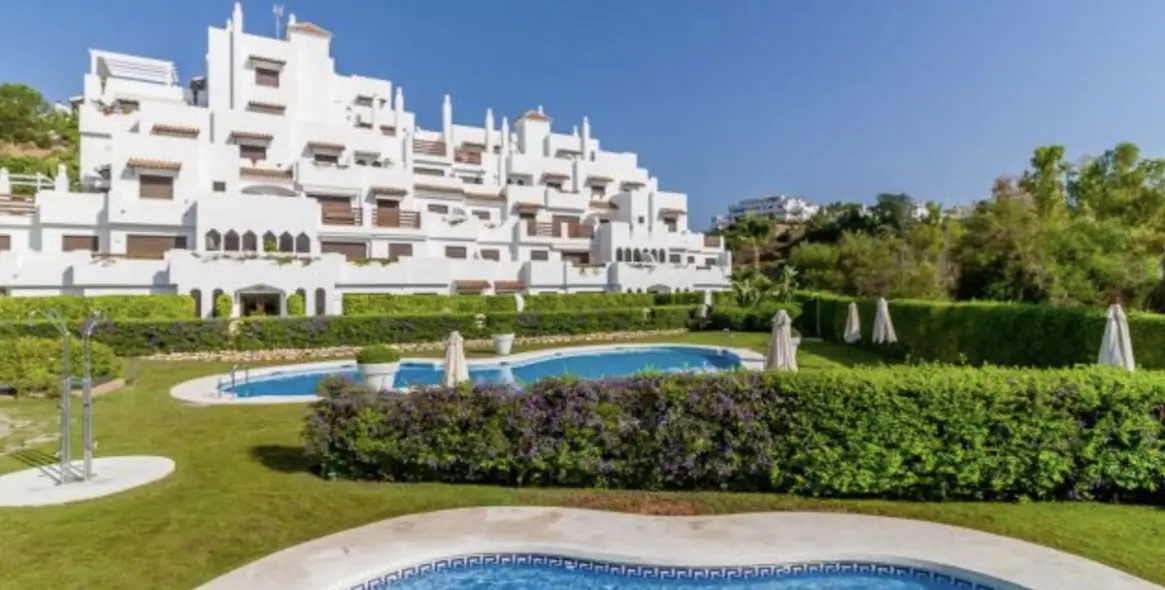 Продажа апартаментов на первом этаже в New Golden Mile 20