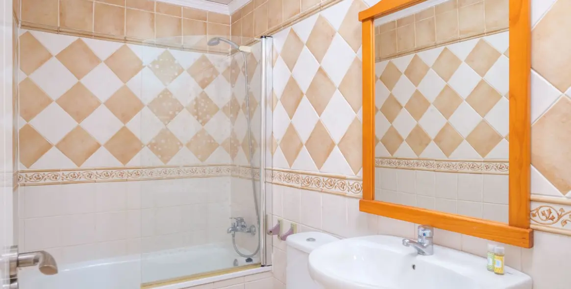 Sale of ground floor apartment in Elviria 10