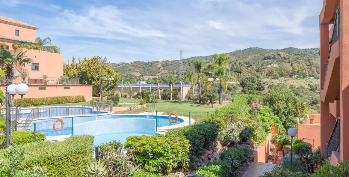 Sale of ground floor apartment in Elviria 18