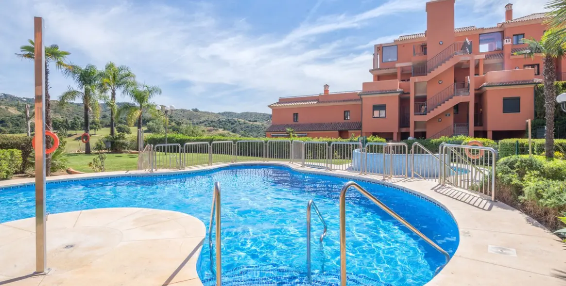 Sale of ground floor apartment in Elviria 19