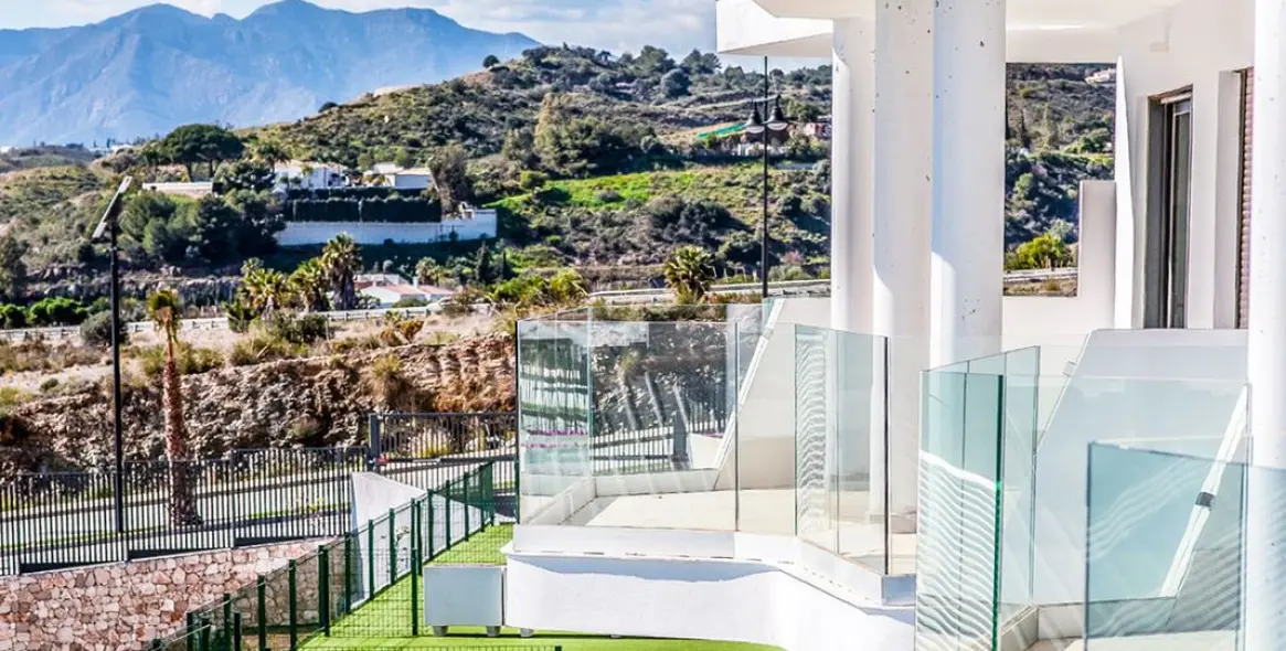 Sale of middle floor apartment in Fuengirola 12