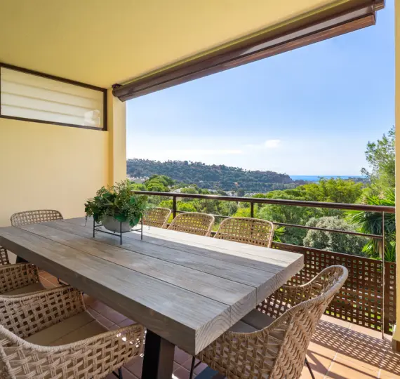 Продажа апартаментов на среднем этаже в Los Arqueros