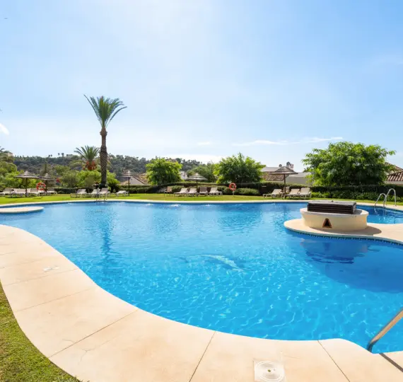 Продажа апартаментов на среднем этаже в Los Arqueros