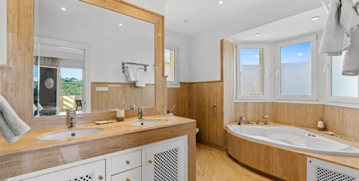 Sale of penthouse in Casares Playa 7