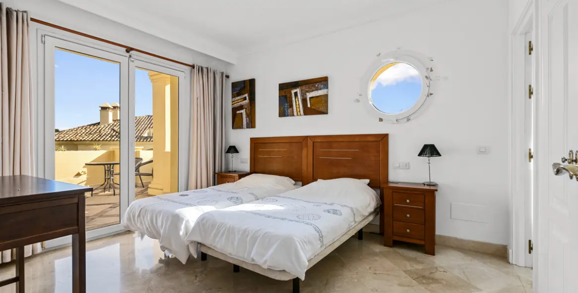 Sale of penthouse in Casares Playa 20