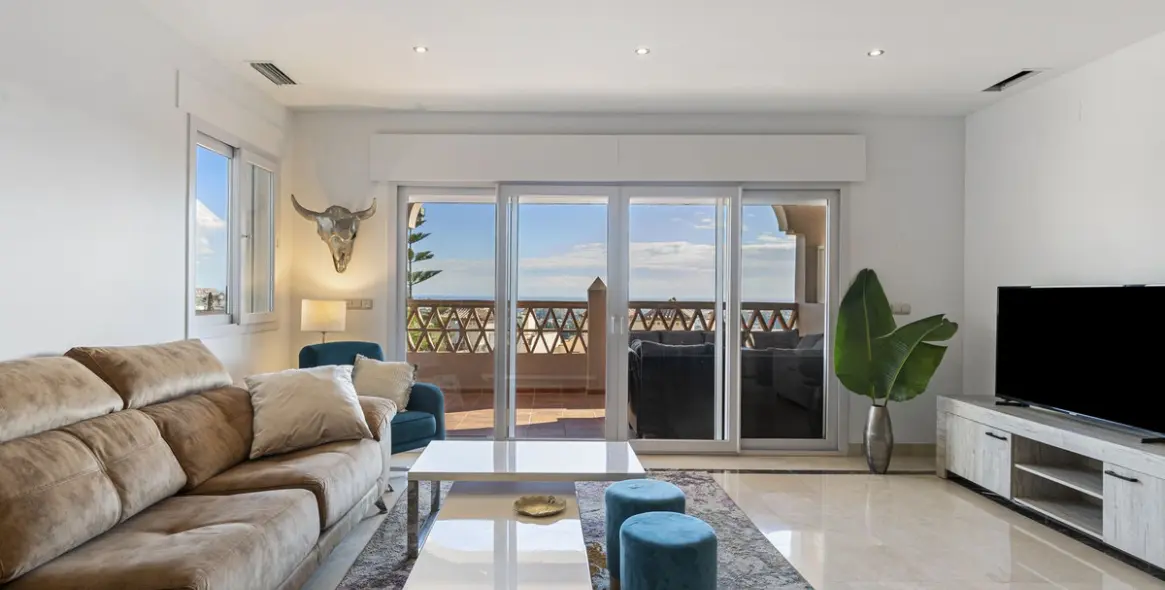 Sale of middle floor apartment in Los Almendros 1