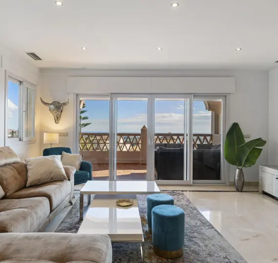 Продажа апартаментов на среднем этаже в Los Almendros