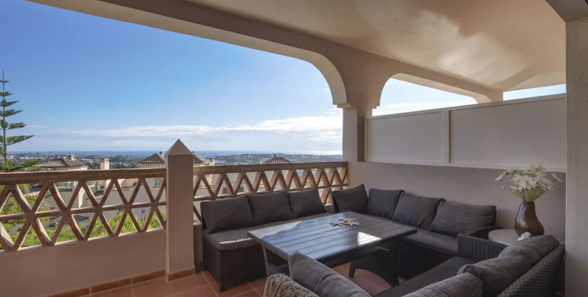 Sale of middle floor apartment in Los Almendros 2