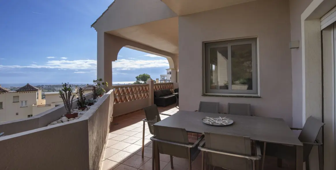 Sale of middle floor apartment in Los Almendros 5