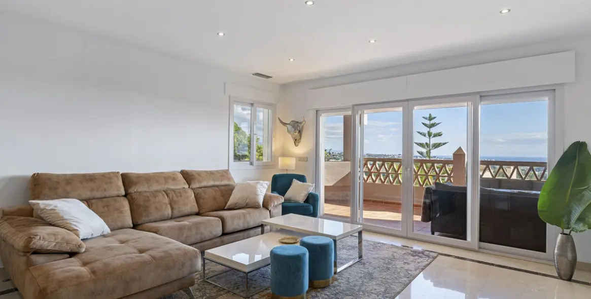 Sale of middle floor apartment in Los Almendros 9