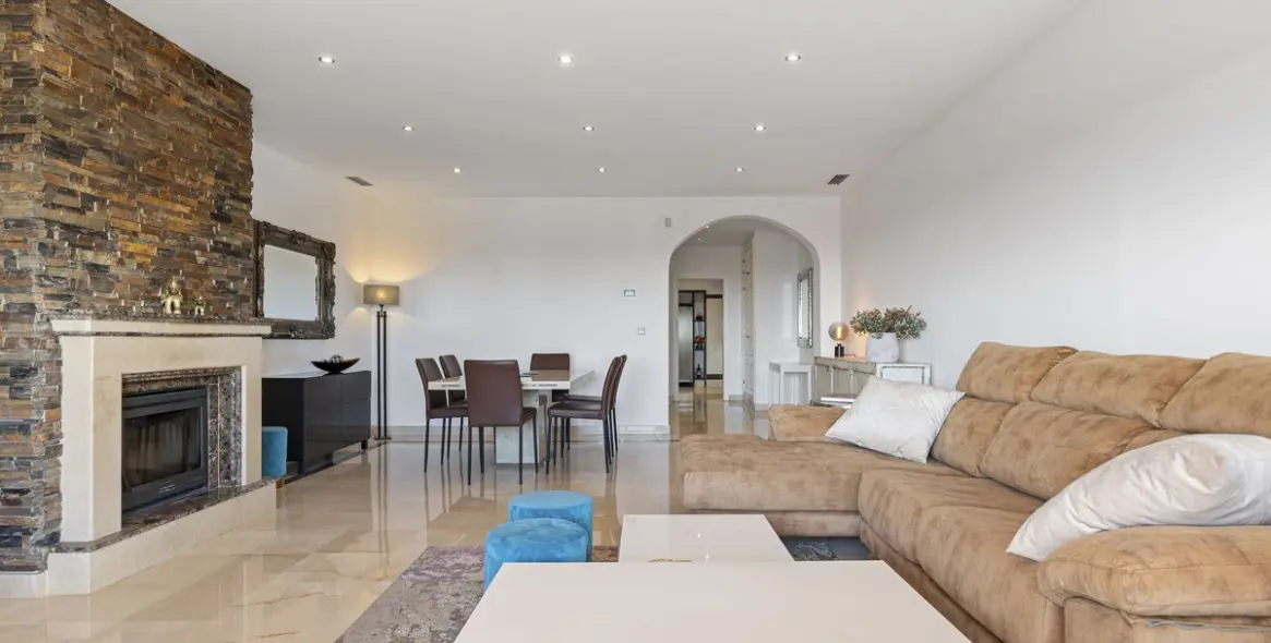 Sale of middle floor apartment in Los Almendros 14