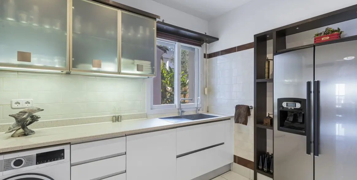 Sale of middle floor apartment in Los Almendros 19