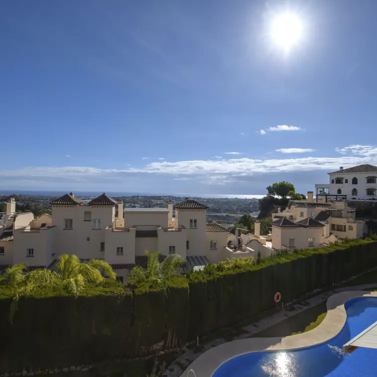 Venta de apartamento en planta media en Los Almendros