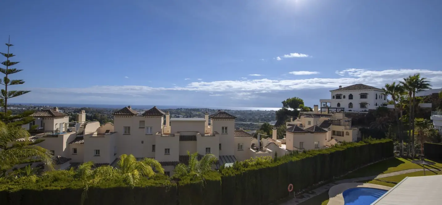 Venta de apartamento en planta media en Los Almendros 0