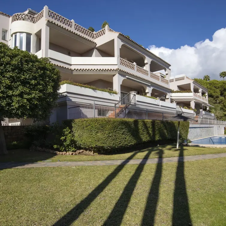 Venta de apartamento en planta media en Los Almendros