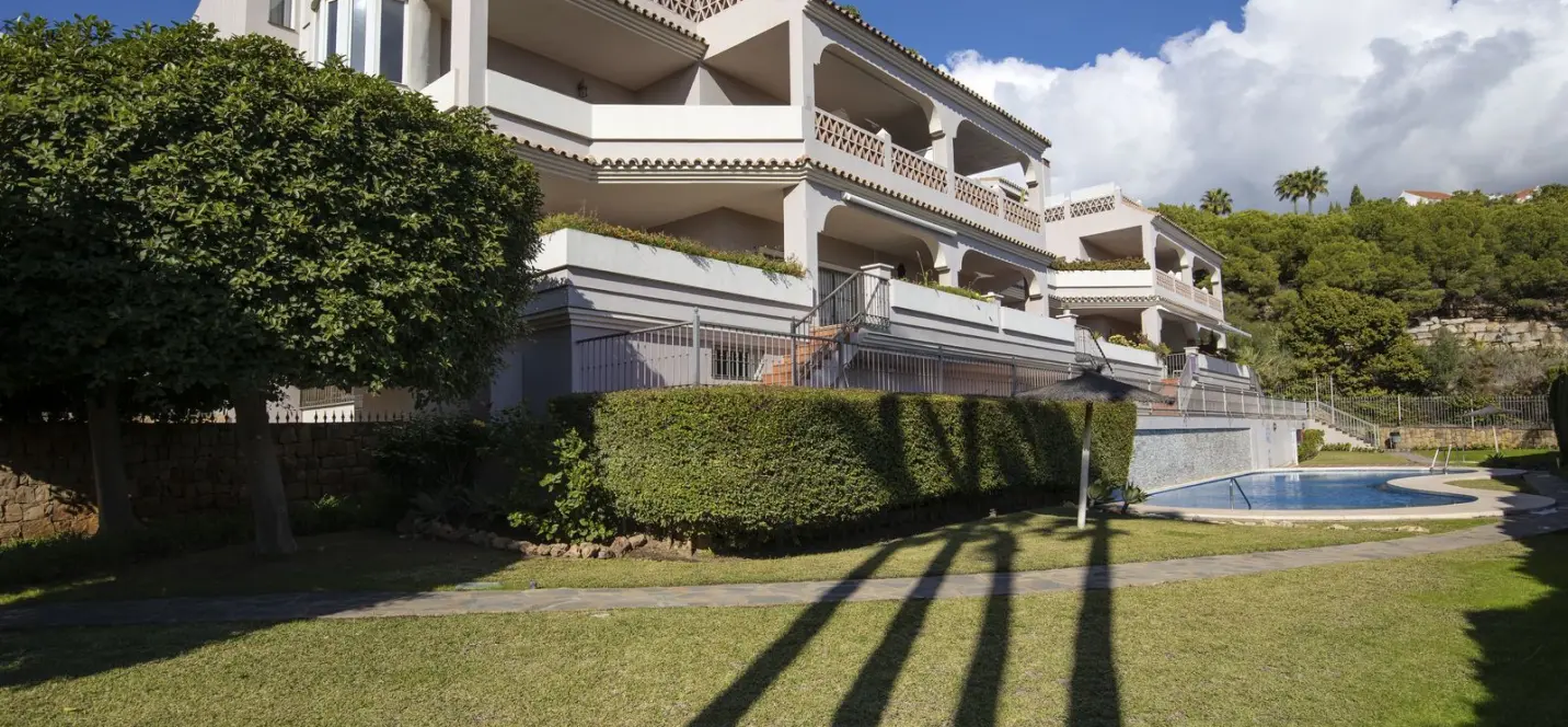 Venta de apartamento en planta media en Los Almendros 1
