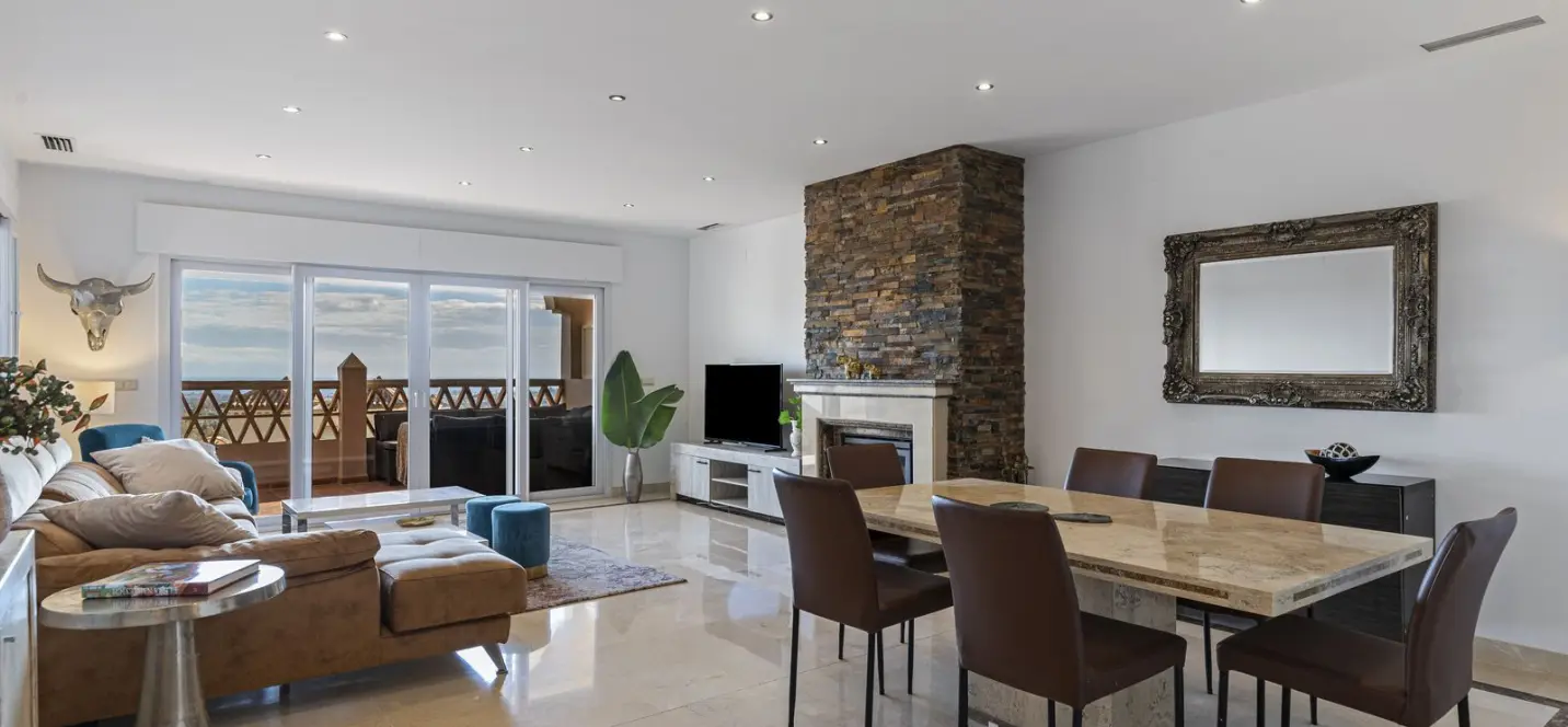 Venta de apartamento en planta media en Los Almendros 4