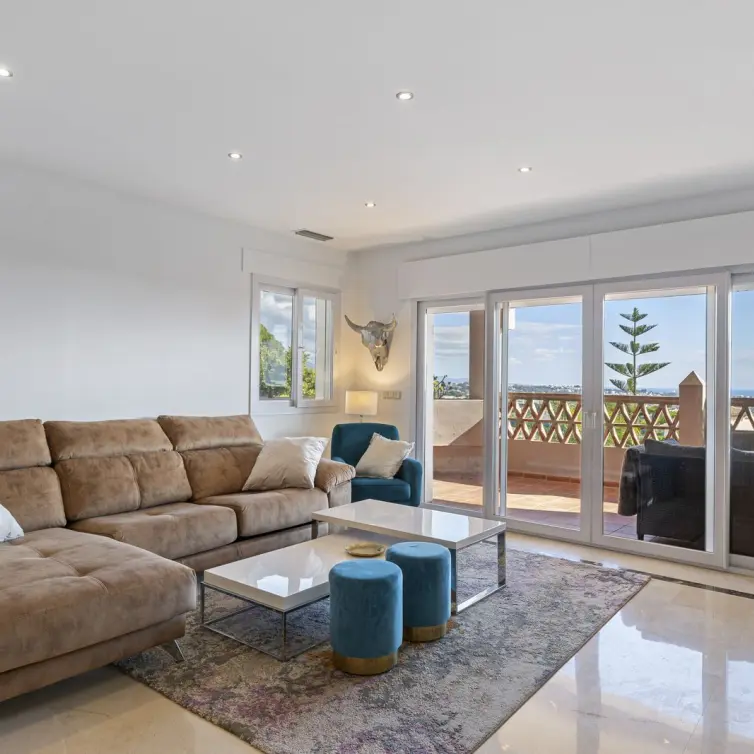 Venta de apartamento en planta media en Los Almendros