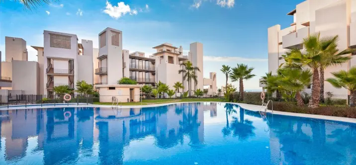 Продажа апартаментов на среднем этаже в Estepona 0