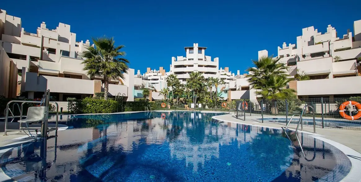 Venta de apartamento en planta media en Estepona 2