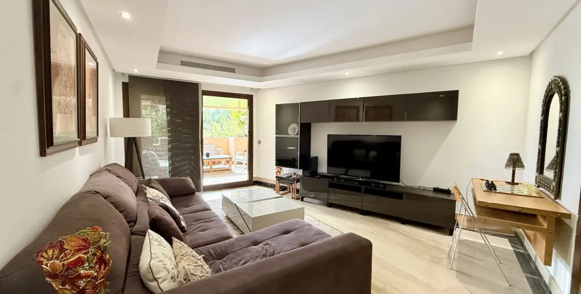 Venta de apartamento en planta media en Estepona 10