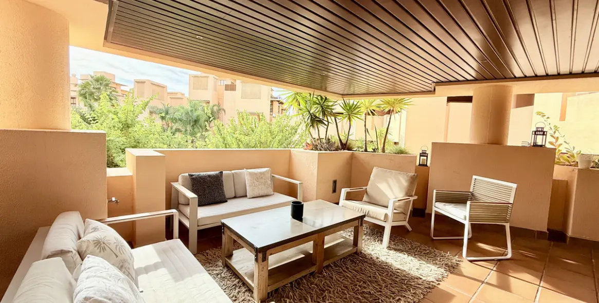 Venta de apartamento en planta media en Estepona 11