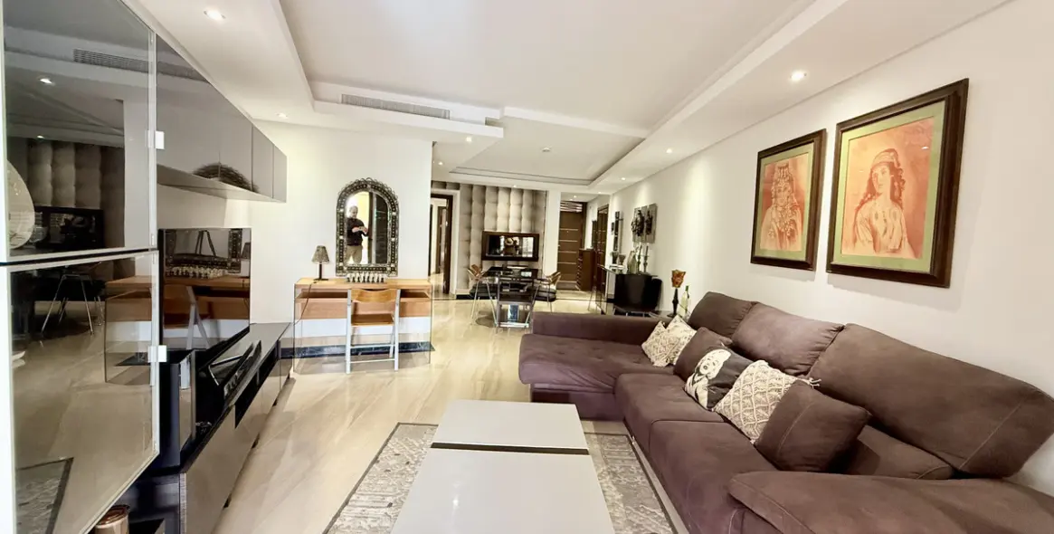 Venta de apartamento en planta media en Estepona 12