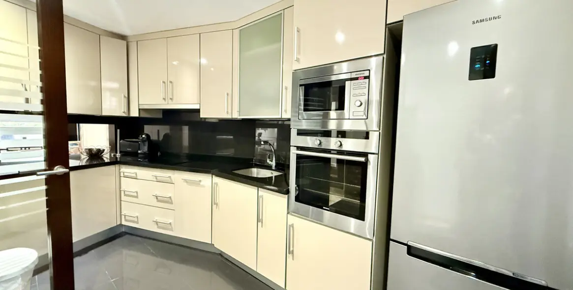 Venta de apartamento en planta media en Estepona 13