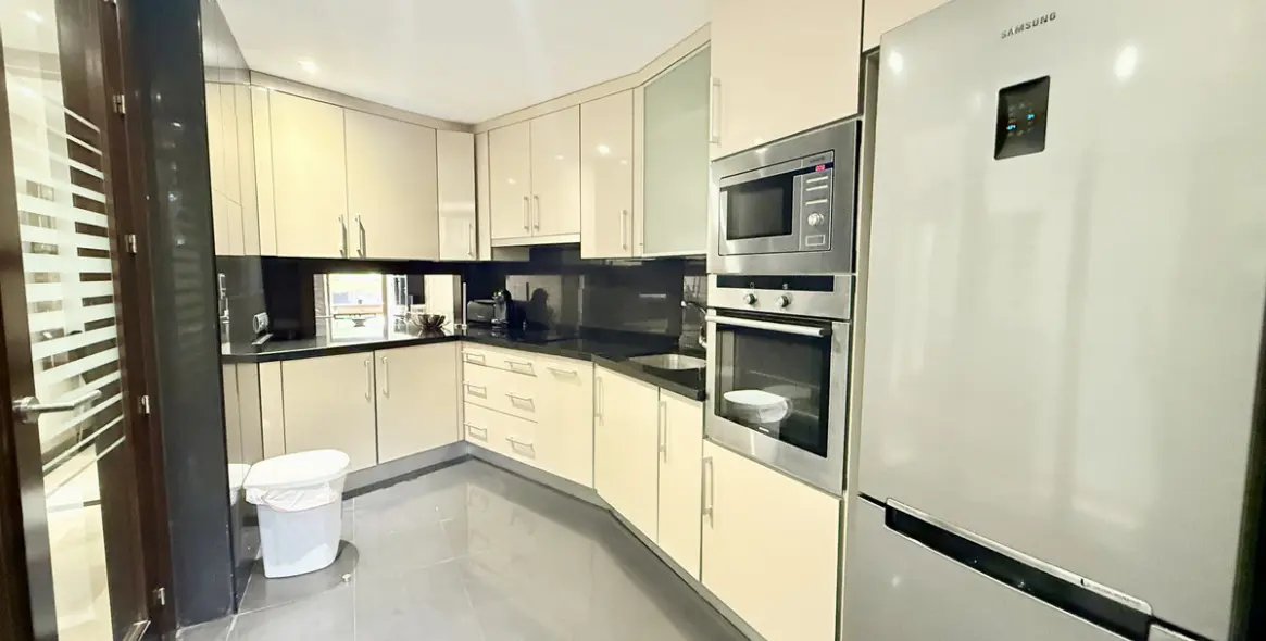 Venta de apartamento en planta media en Estepona 14