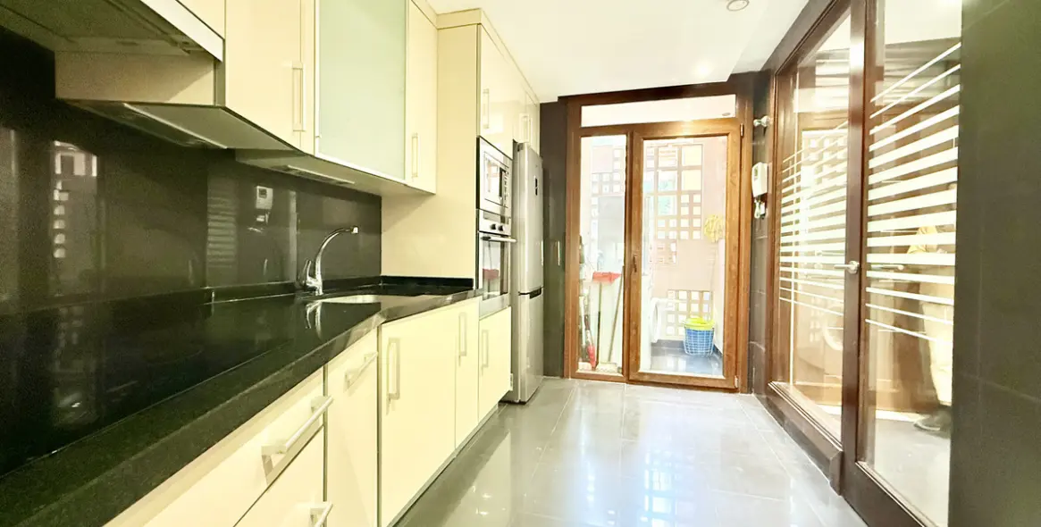 Venta de apartamento en planta media en Estepona 15