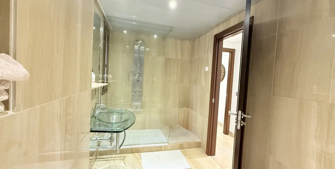 Venta de apartamento en planta media en Estepona 16