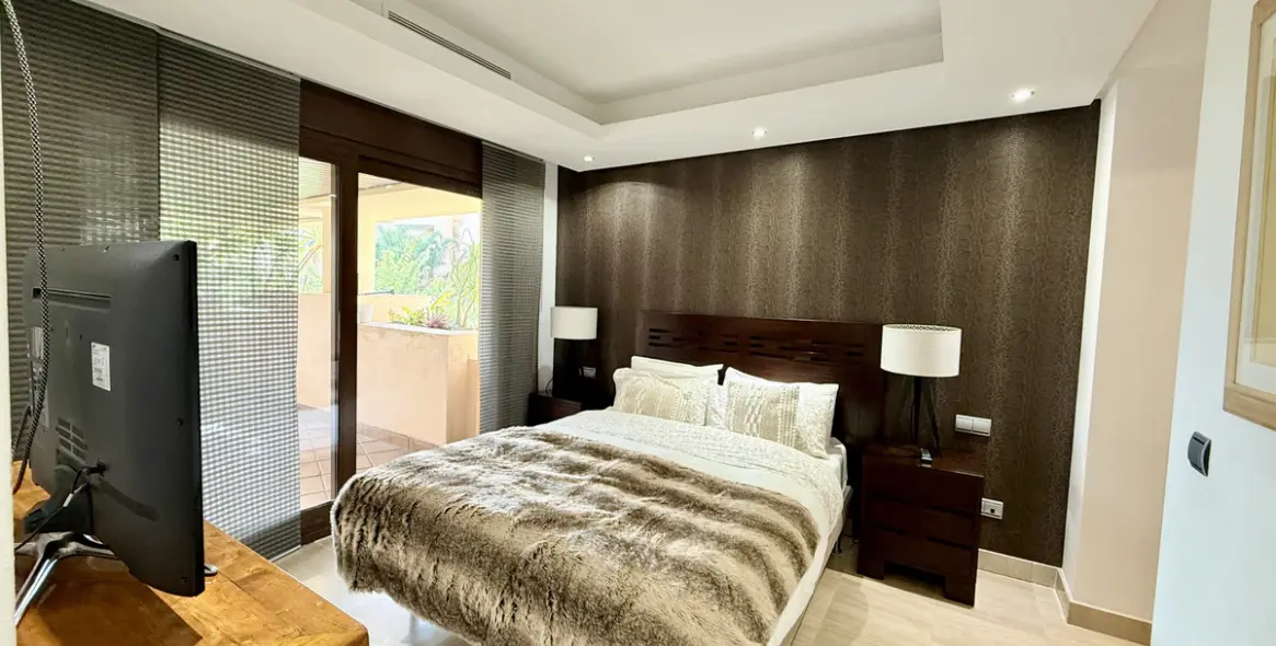 Venta de apartamento en planta media en Estepona 17