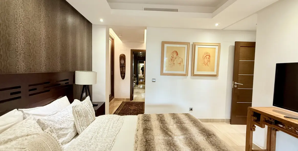 Venta de apartamento en planta media en Estepona 18