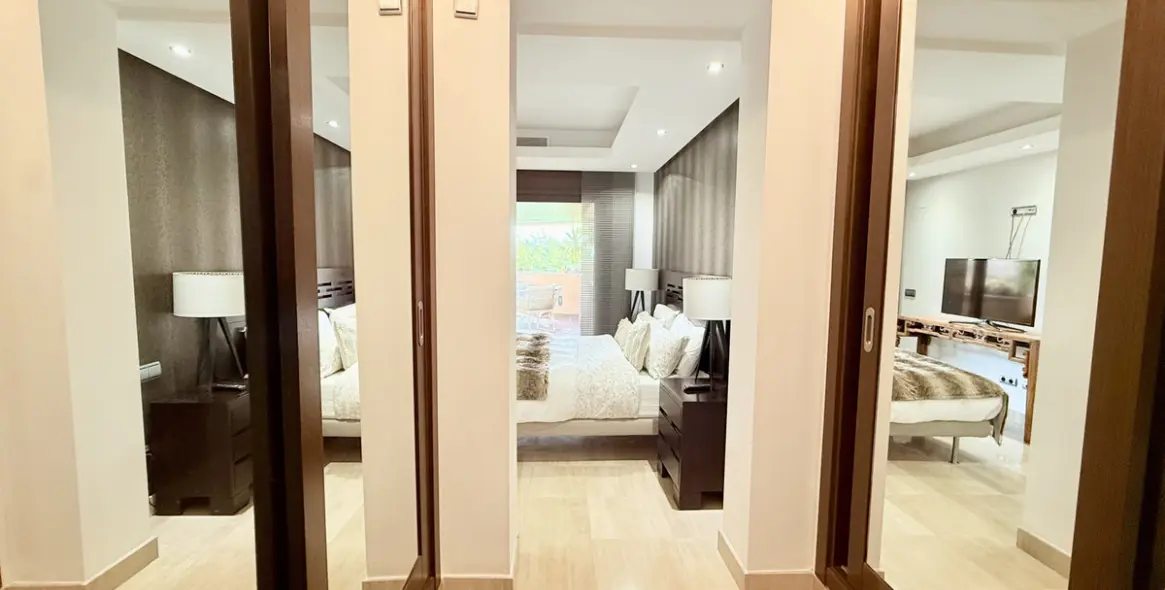 Venta de apartamento en planta media en Estepona 19