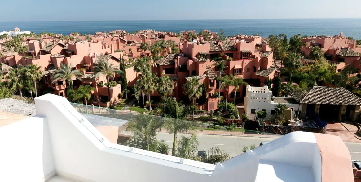 Продажа двухуровневого пентхауса в New Golden Mile 1