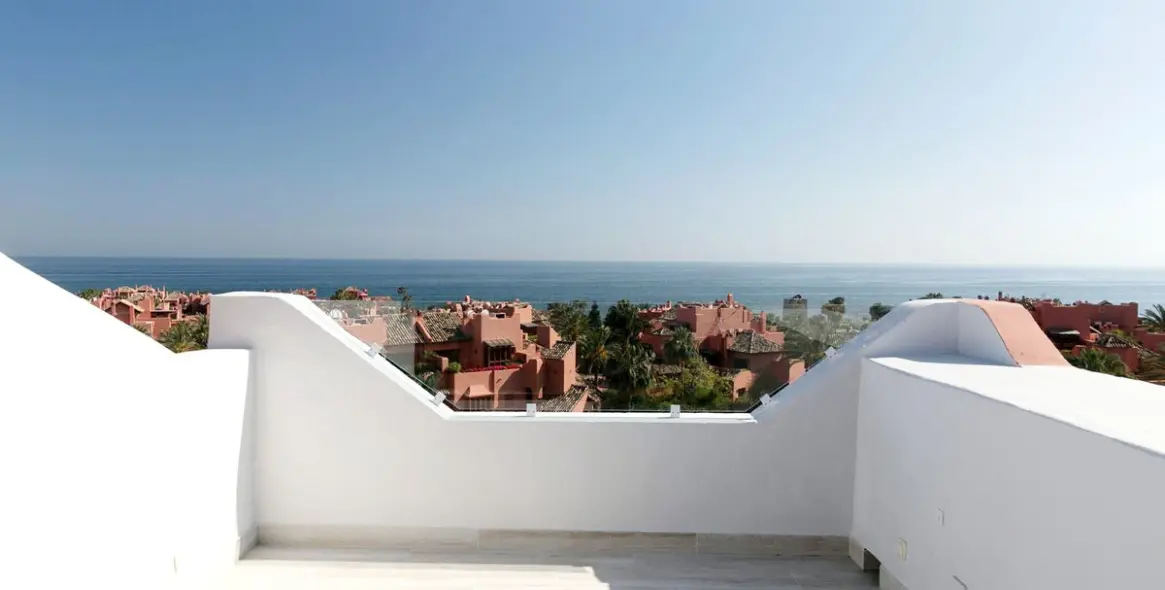 Продажа двухуровневого пентхауса в New Golden Mile 13