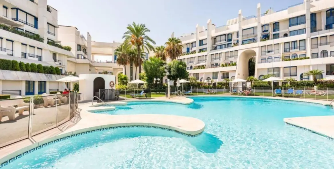 Продажа двухуровневого пентхауса в The Golden Mile 1