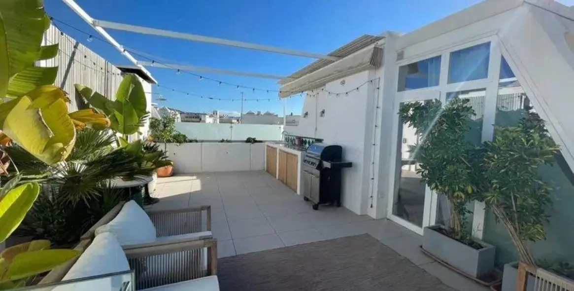 Продажа двухуровневого пентхауса в The Golden Mile 2