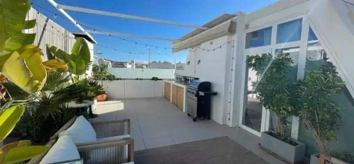 Продажа двухуровневого пентхауса в The Golden Mile 1