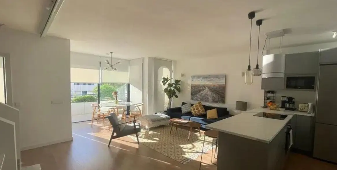 Продажа двухуровневого пентхауса в The Golden Mile 3