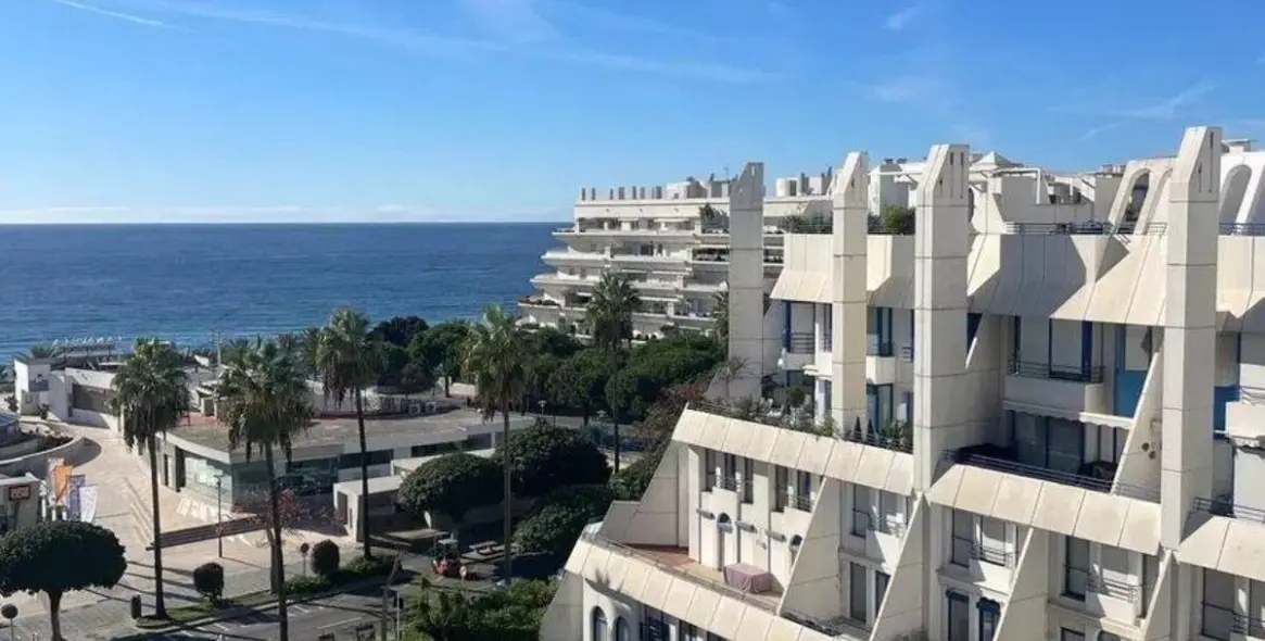 Продажа двухуровневого пентхауса в The Golden Mile 8