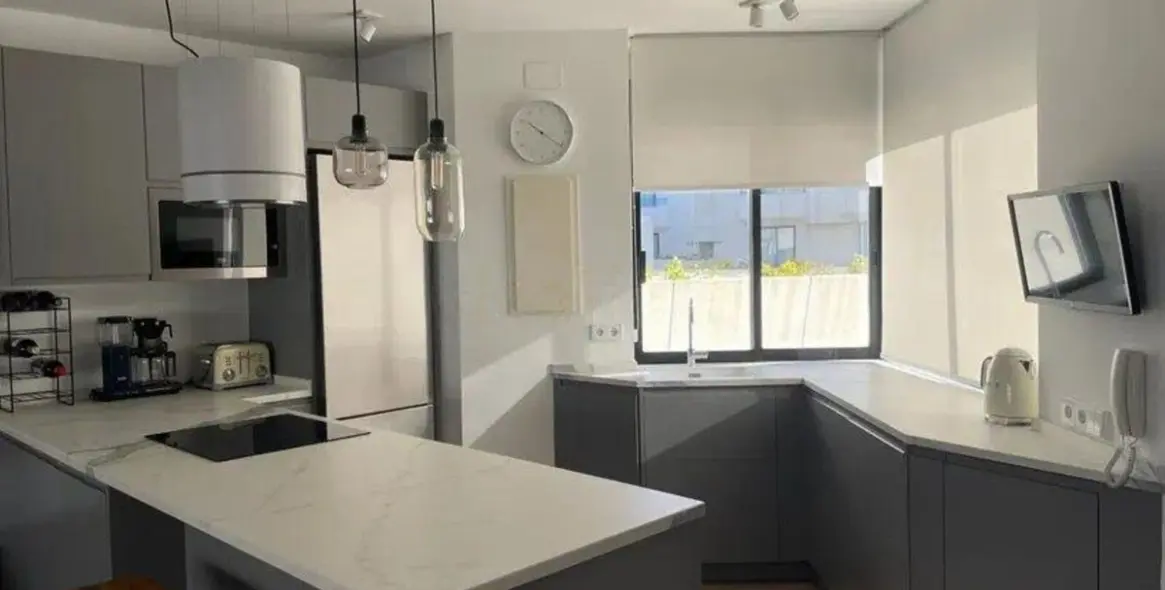 Продажа двухуровневого пентхауса в The Golden Mile 14