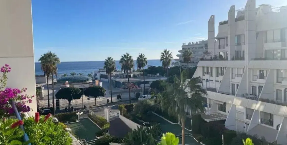 Продажа двухуровневого пентхауса в The Golden Mile 9