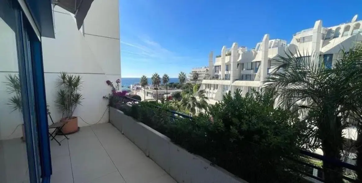 Продажа двухуровневого пентхауса в The Golden Mile 10